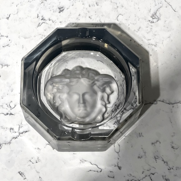 VERSACE MEETS ROSENTHAL MEDUSA CRYSTAL LUMIERE HAZE ASHTRAY DIAM. 6.30 INCHES - Picture 1 of 3